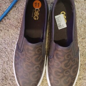 Womens slip ons *damaged*